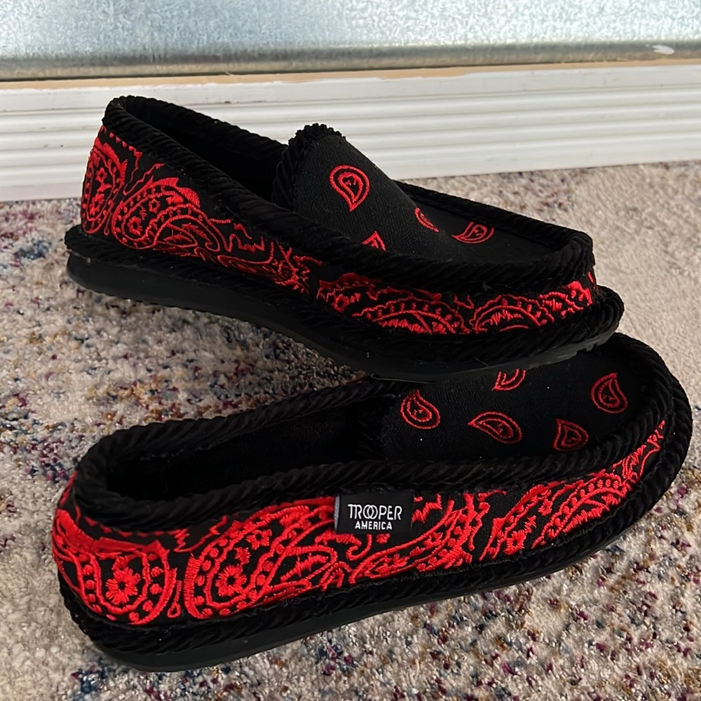 LIKE NEW Trooper America Unisex Bandana Paisley Slip On Shoes BLACK/RED M4/W6 - Picture 2 of 9